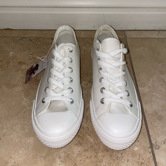 Ladies Shoe - Picture 2 of 7